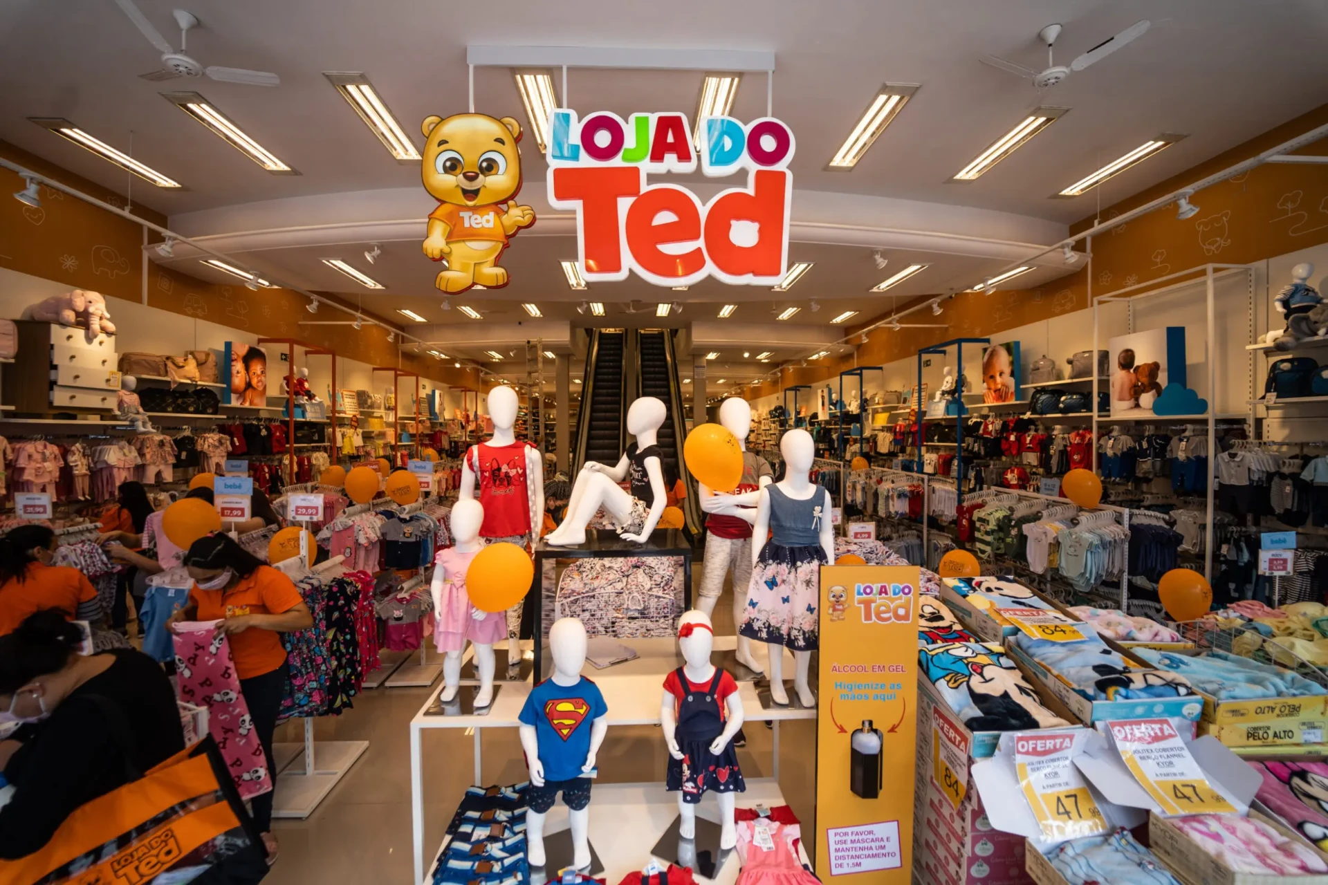 Interior da Loja do Ted, com manequinos infantis e letreiro da loja ao fundo